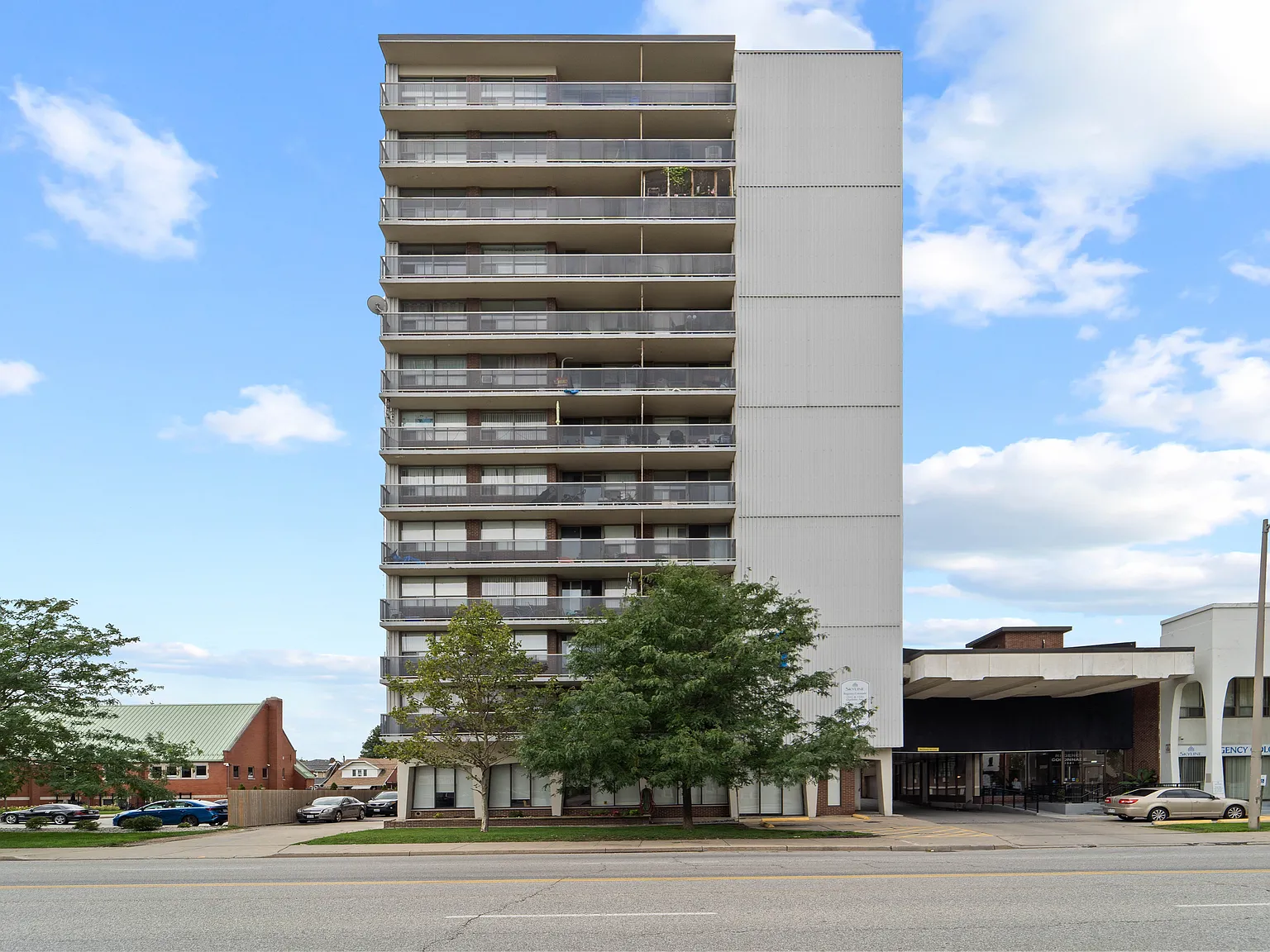 Regency Colonade Apartments — Photo 3