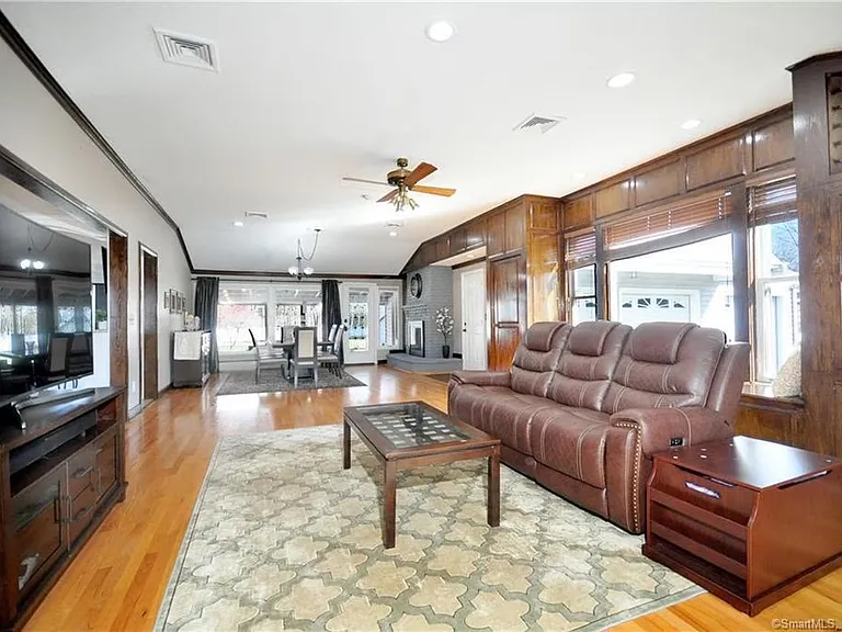 7 Lakeview Dr — Photo 3