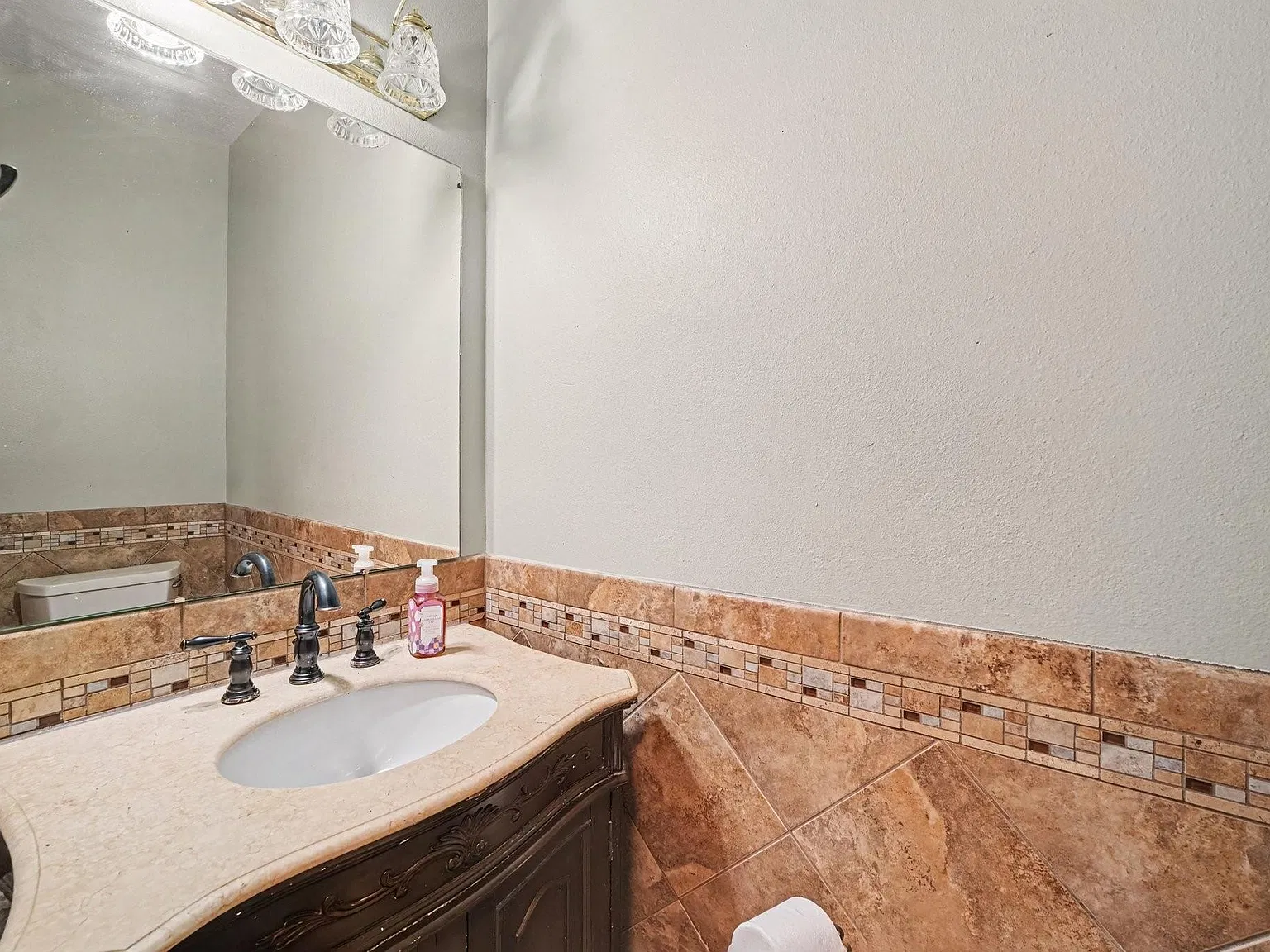 4 bed, 2.5 bath, 2285 sqft, $2,500 — Photo 4
