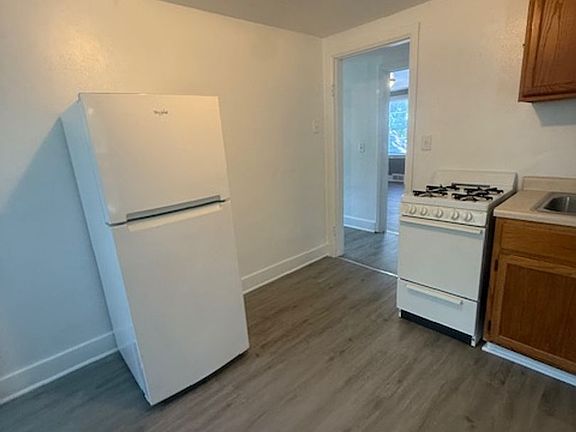 4th image of 1101 Pekin Ave #3