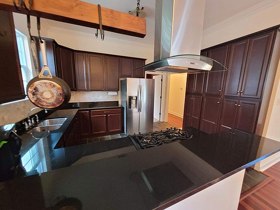 4th image of 5835 W End Blvd