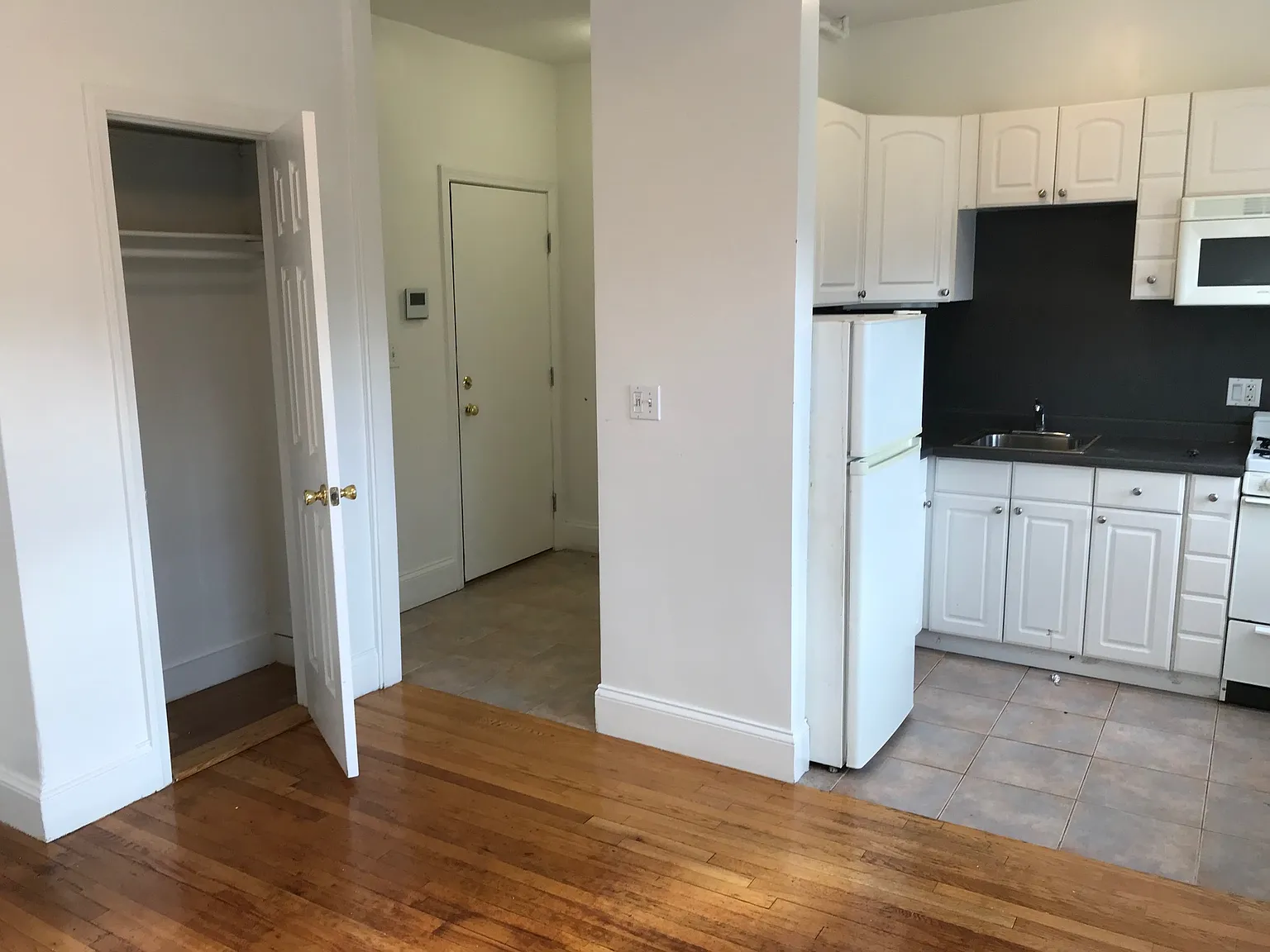 Studio, 307 sqft, $2,400 — Photo 2