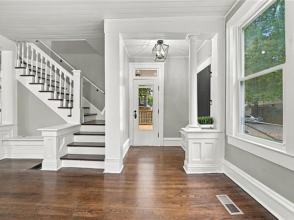 2nd image of 720 W 7th St
