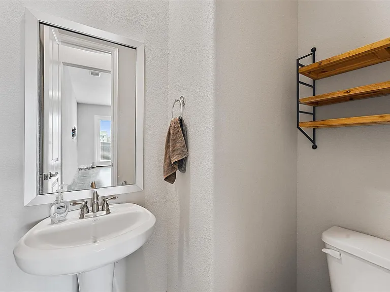 1221 W 19th St #B — Photo 15