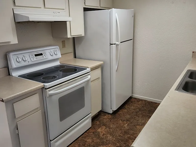 Desert Sun Apartments — Photo 29