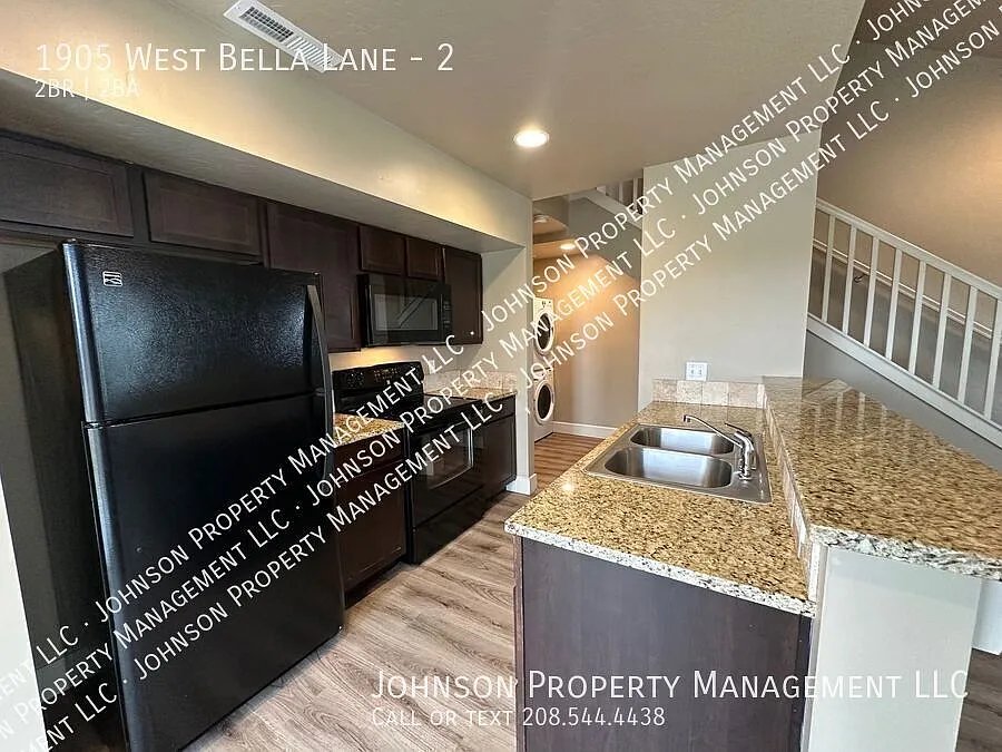 Newer Townhome Style living close to all off Karcher exit. — Photo 2
