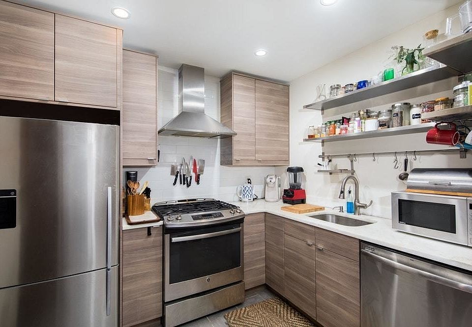 2nd image of 175 Woodpoint Rd APT 1A