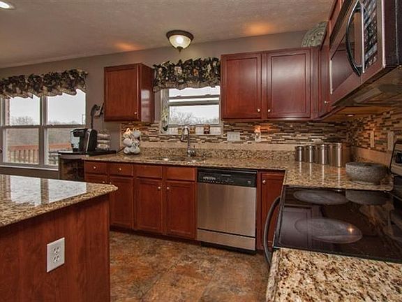 3rd image of 6400 Glen Hollow Dr