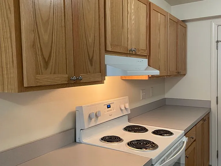 771 W 7th Ave — Photo 2