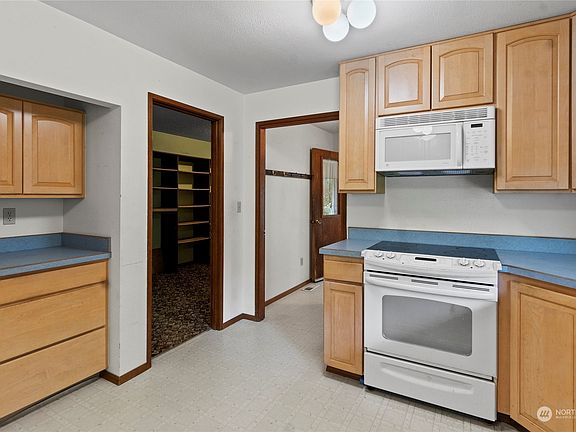 3rd image of 11633 Crockett Street SW