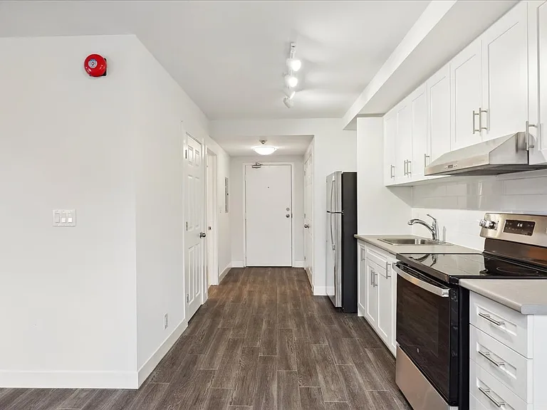 450 Sandringham Cres — Photo 1