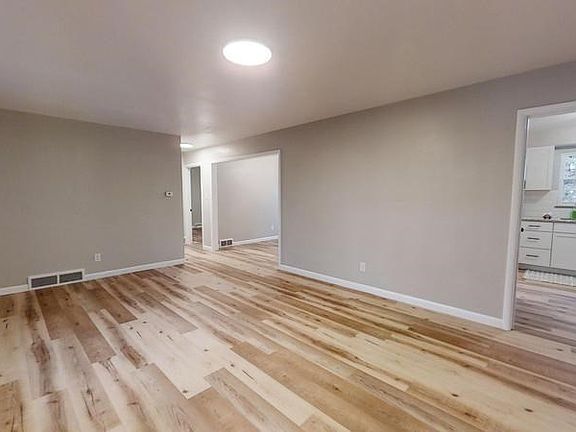 3rd image of 211 Goldcamp St