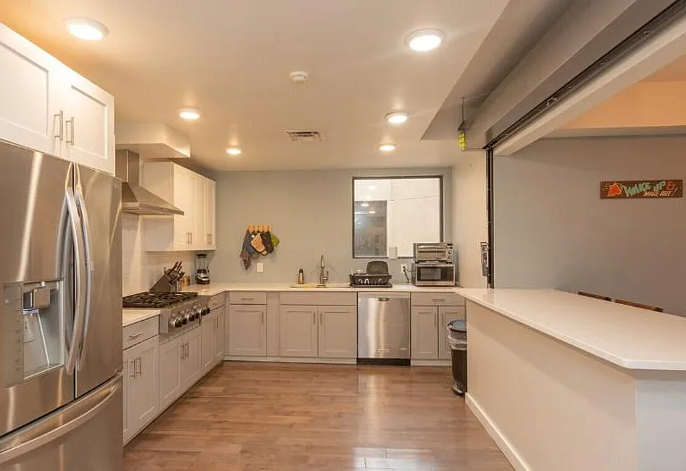 Large chef's kitchen is available for everyone to use.