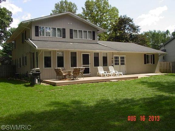 3rd image of 7542 Farmington Ave
