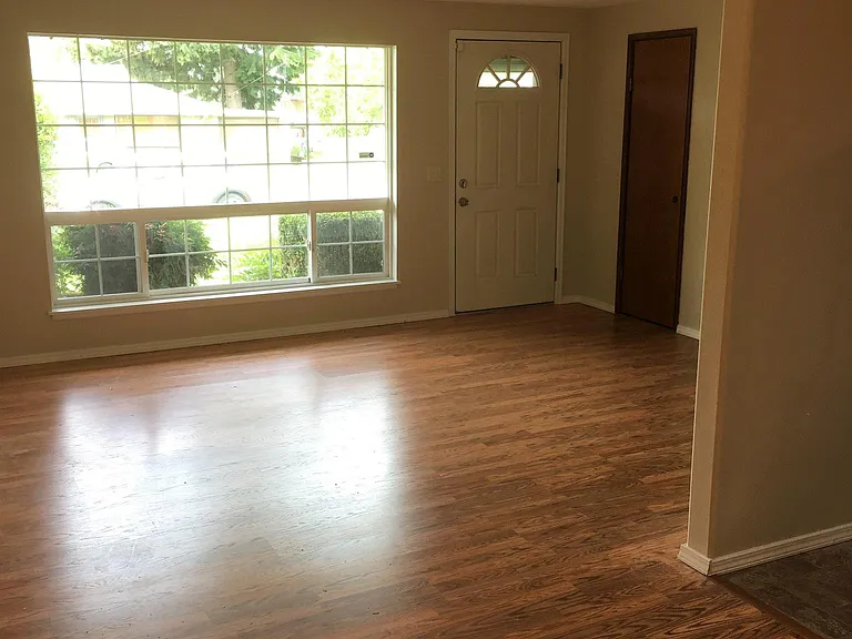 866 Pierce Ave NE — Photo 2