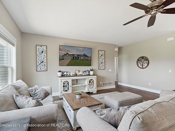 3rd image of 5619 Sheba Dr NE