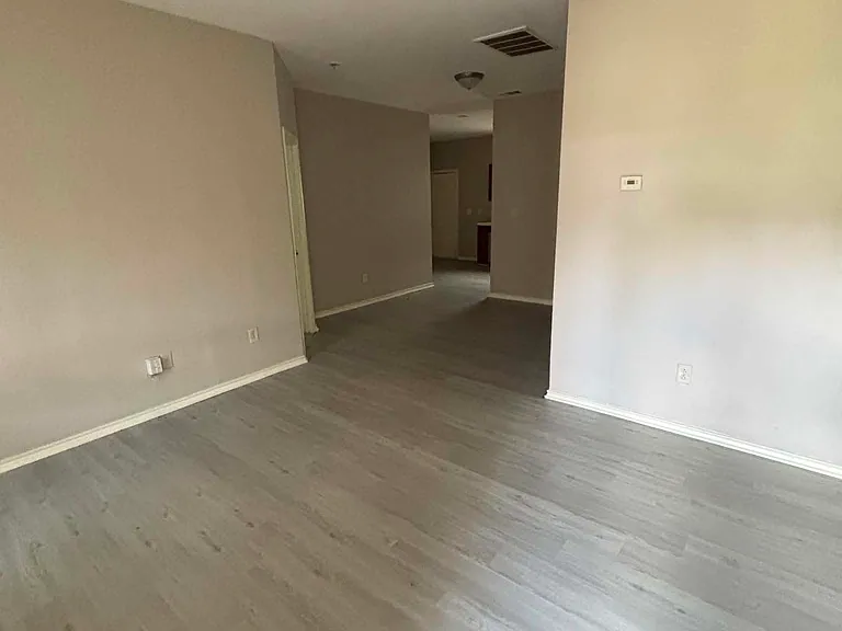 2426 Kahn St — Photo 2