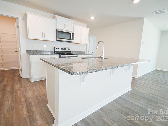 4th image of 26 Lillian Ln