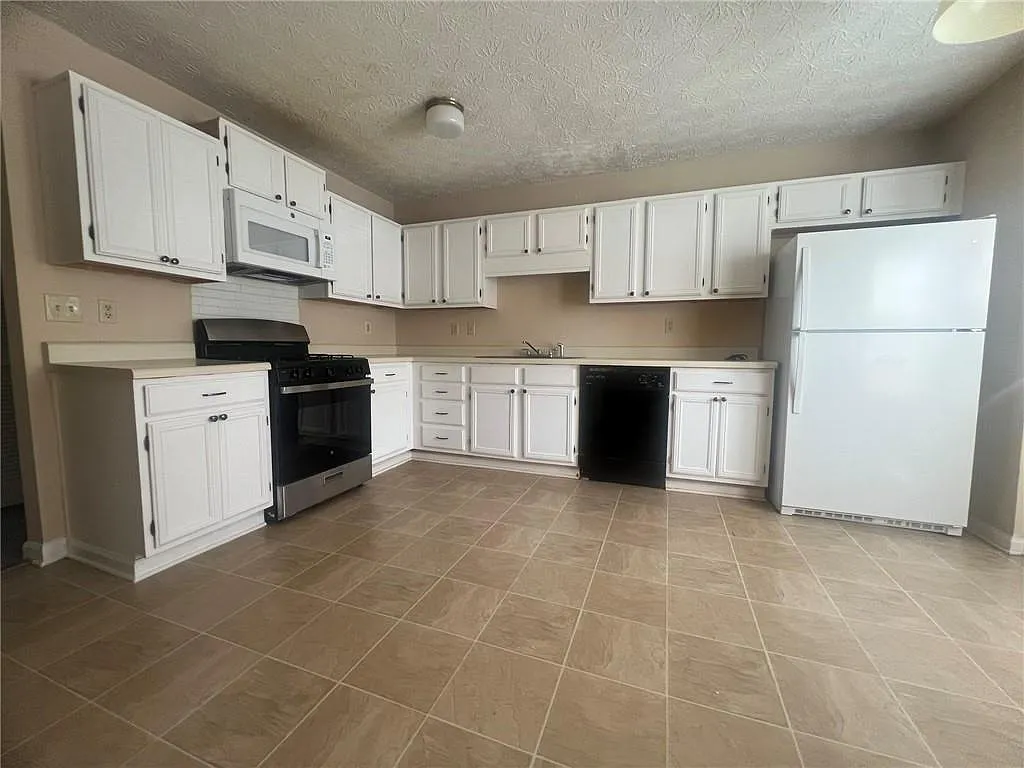 3 bed, 2.5 bath, 1420 sqft, $1,850 — Photo 4