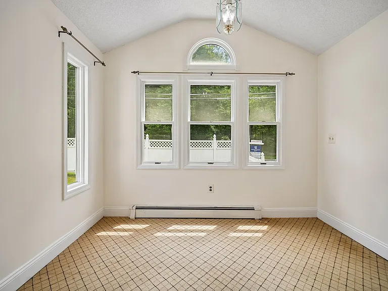 66 W Hobart Gap Rd — Photo 13