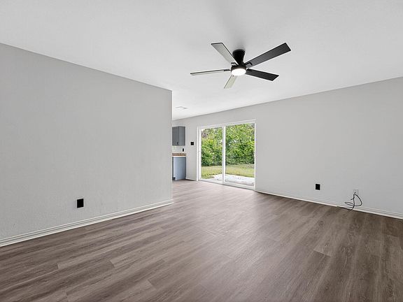5th image of 302 Independence Dr