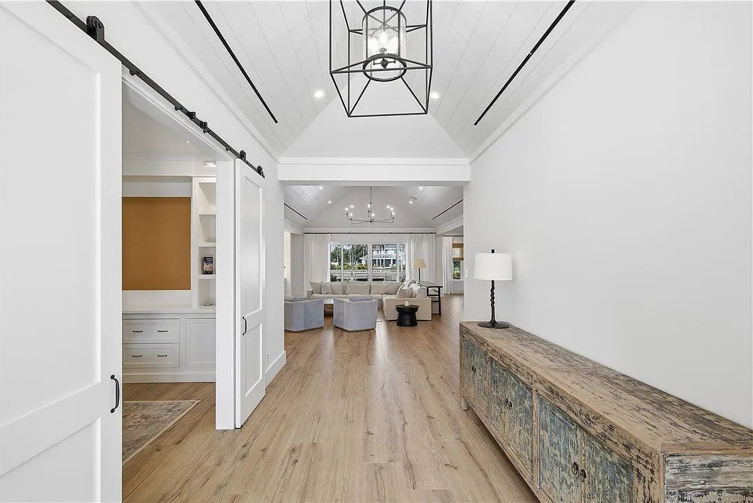 4 bed, 4.5 bath, 4196 sqft, $25,000 — Photo 4