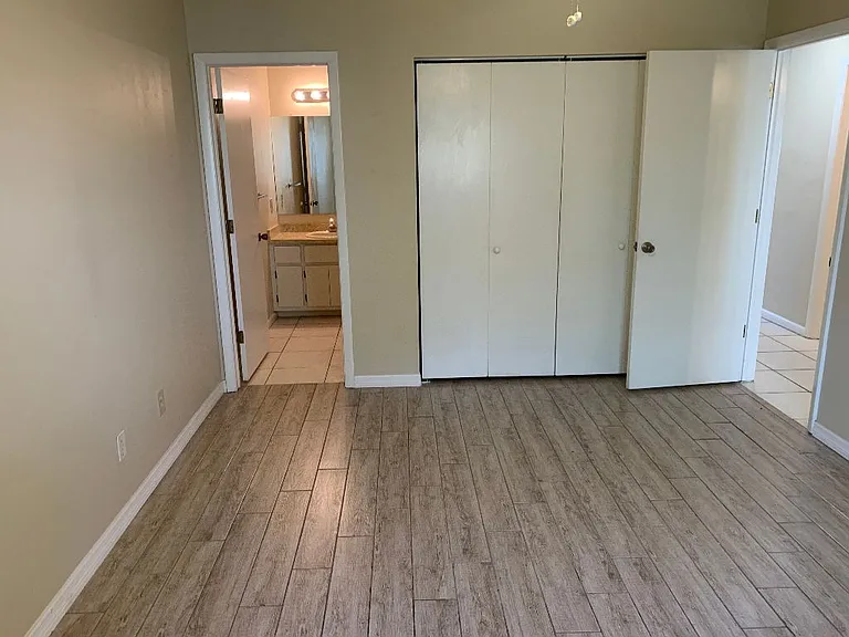 610 SW 47th Ter #6 — Photo 8