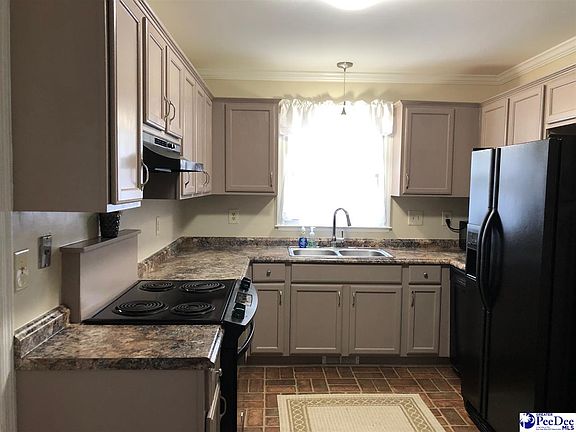 3rd image of 709 Barefoot St