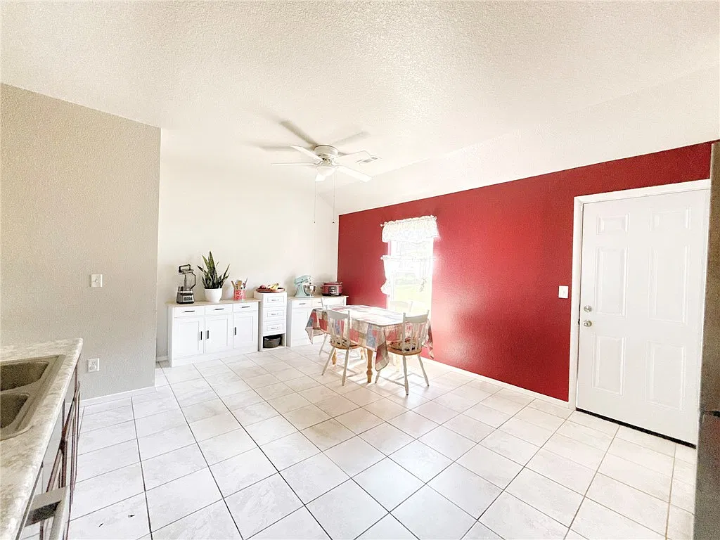4 bed, 1711 sqft, $2,000 — Photo 2