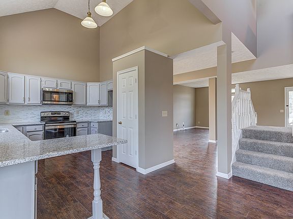 5th image of 9884 Montclaire Dr
