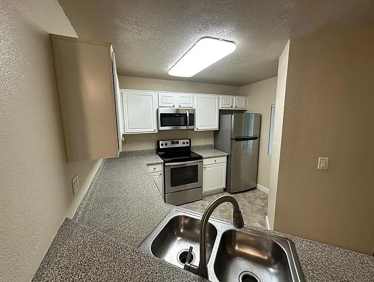 2 bed, 1037 sqft, $2,890 — Photo 3