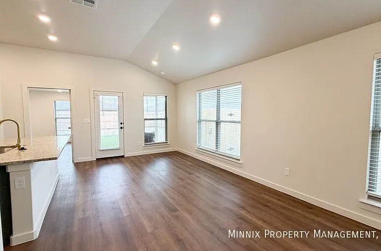 2151 Langford Ave — Photo 3