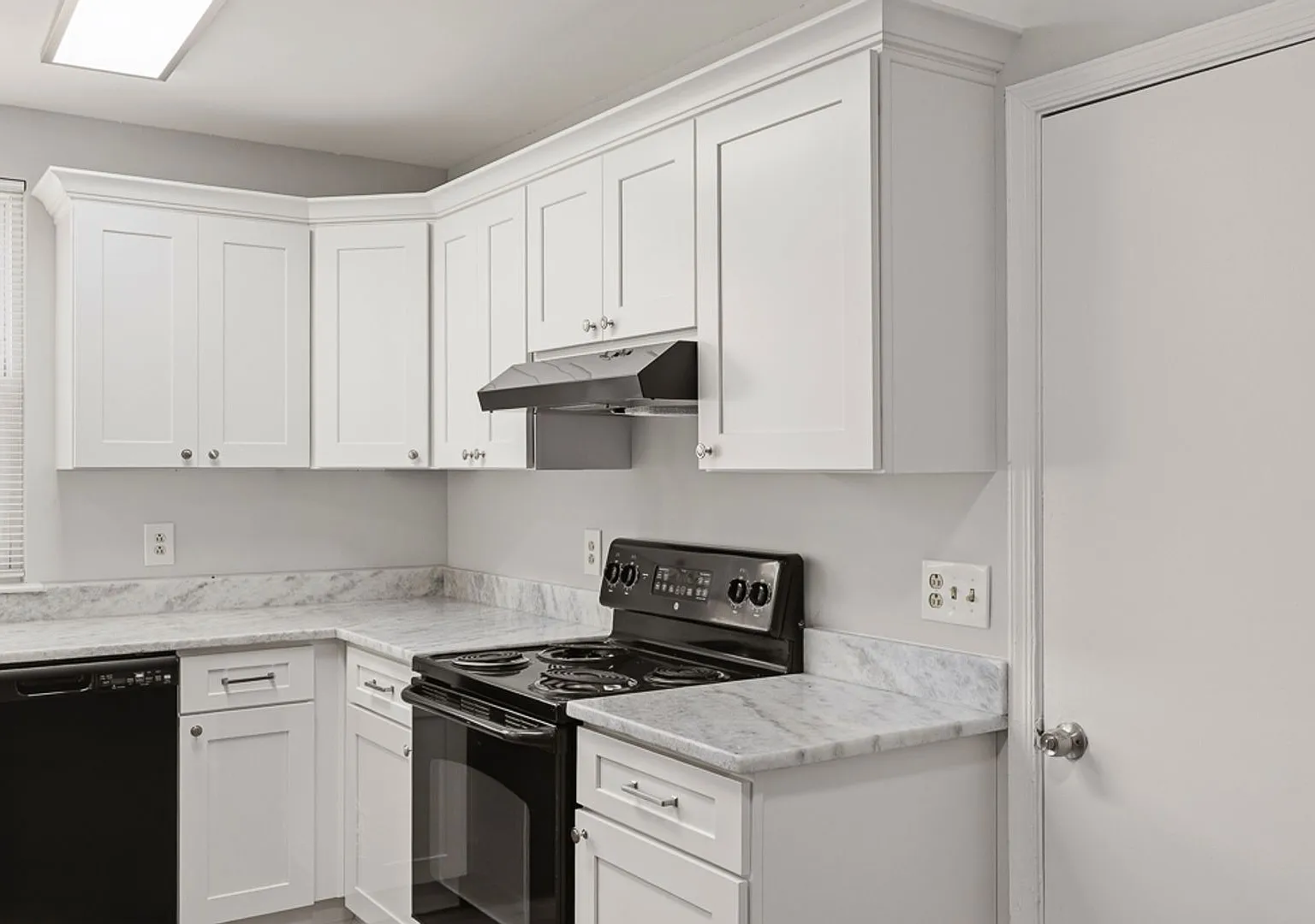 Beautifully remodeled 3 bedroom, 2.5 bathroom, two story home in central Virginia Beach! — Photo 4