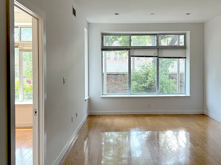 94 Scholes St #2R — Photo 1