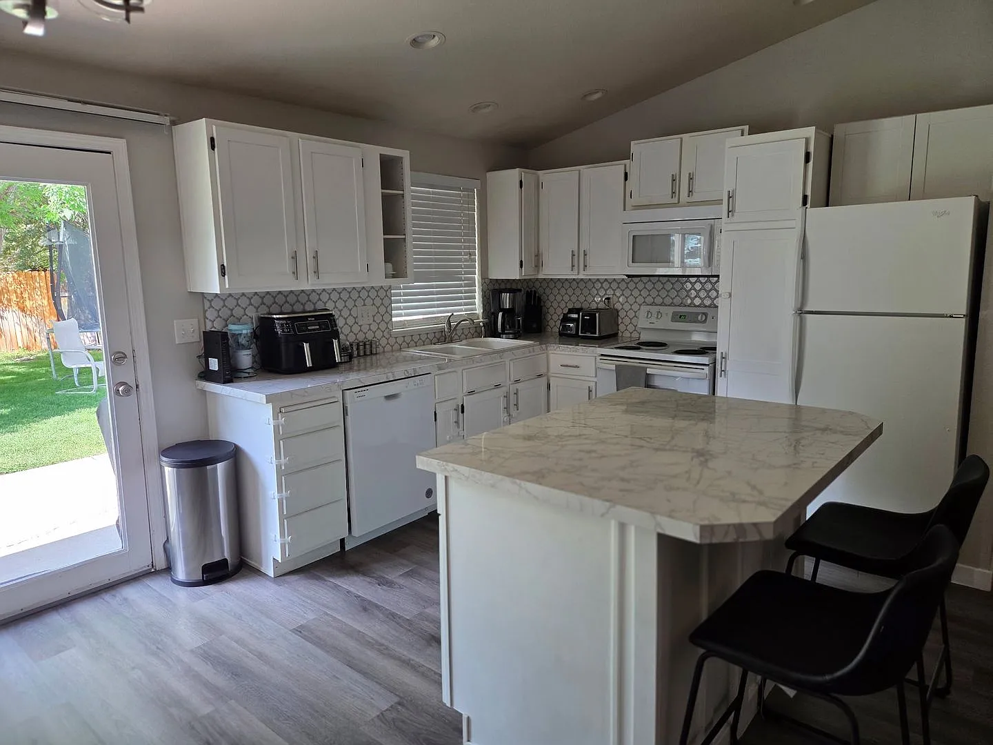 South Meridian 3 bedroom Home with RV parking — Photo 3