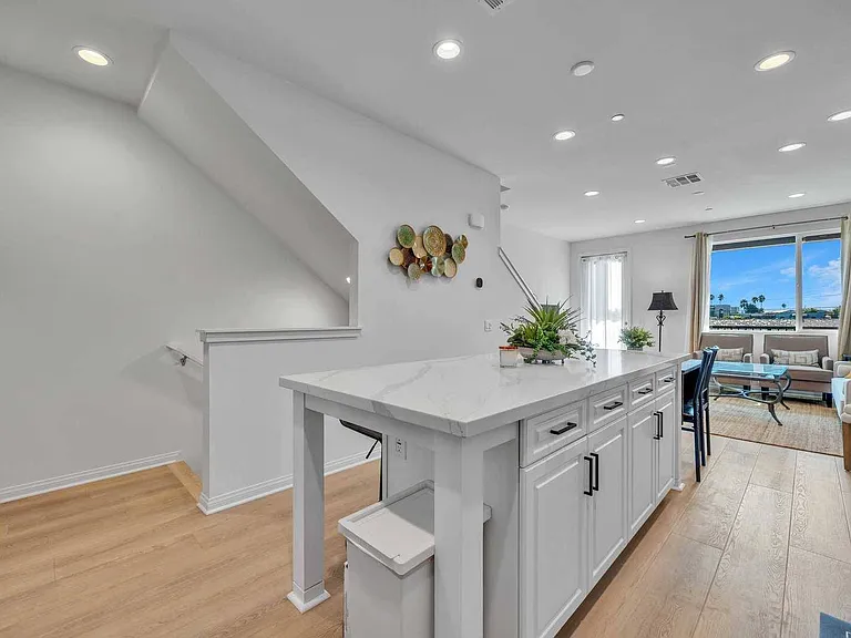 527 W Victor Ave — Photo 9