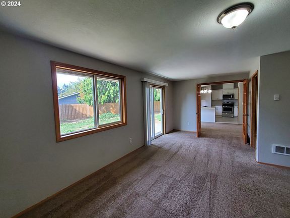 4th image of 3912 NE 136th Ct