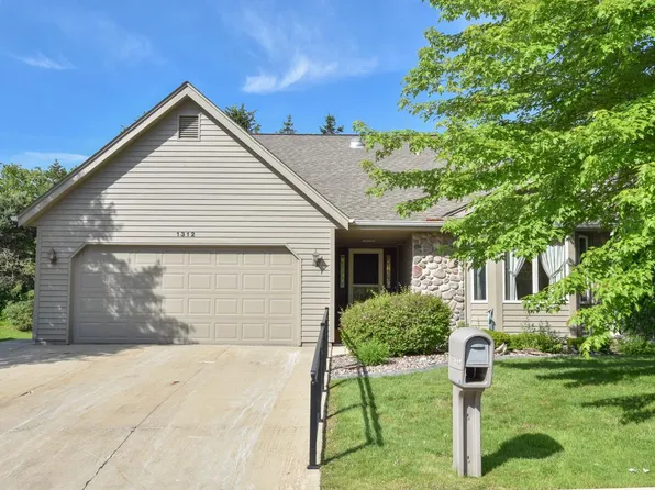 1312 Hidden Fields DRIVE, West Bend, WI 53095