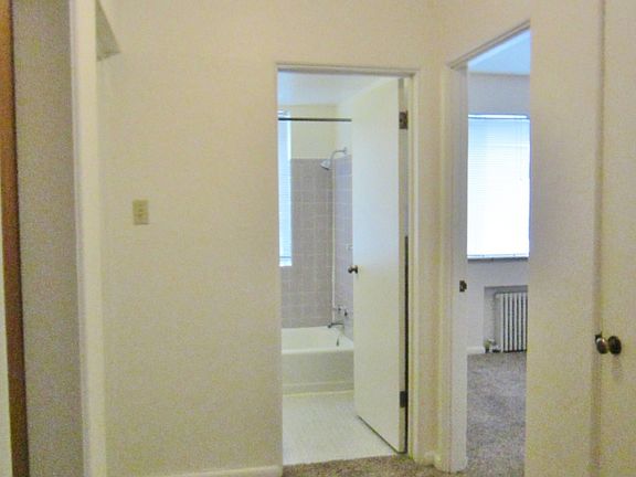 5th image of 680 N Pearl St APT 4