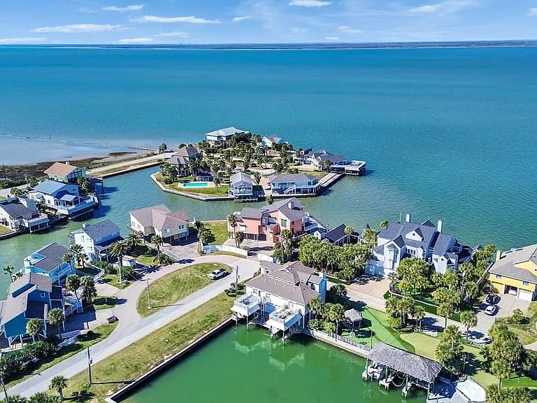 16627 Bayfront Dr — Photo 5