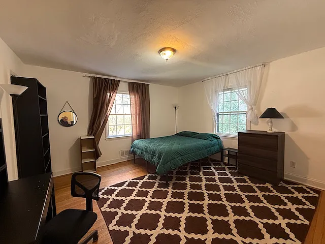 5 bed, $1,150 — Photo 1