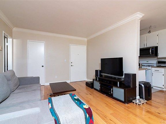 4th image of 1712 Colby Ave APT 215