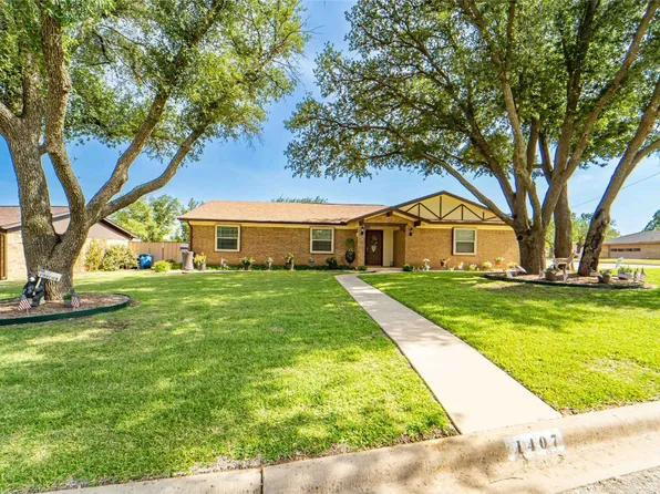 1407 Cypress St, Breckenridge, TX 76424