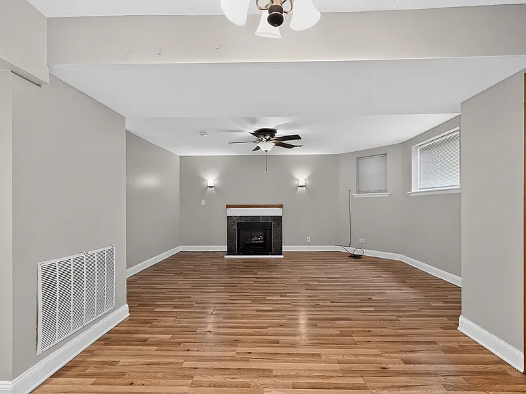 1516 W Farwell Ave — Photo 4