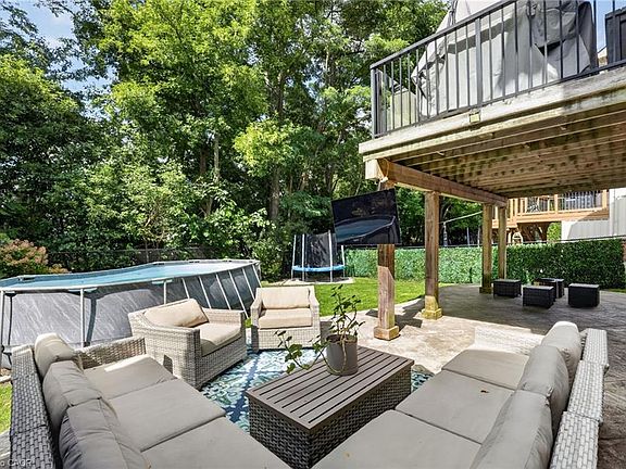 4th image of 60 Meadowglen Blvd