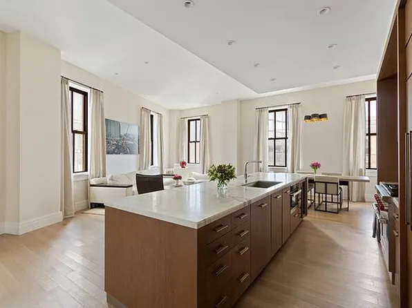 100 Barclay St APT 17L, New York, NY 10007