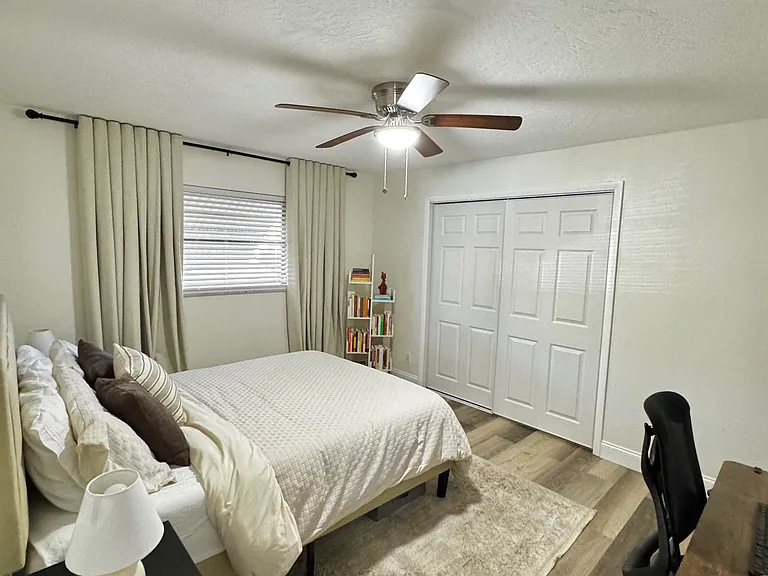 Second largest bedroom, with walk in closet