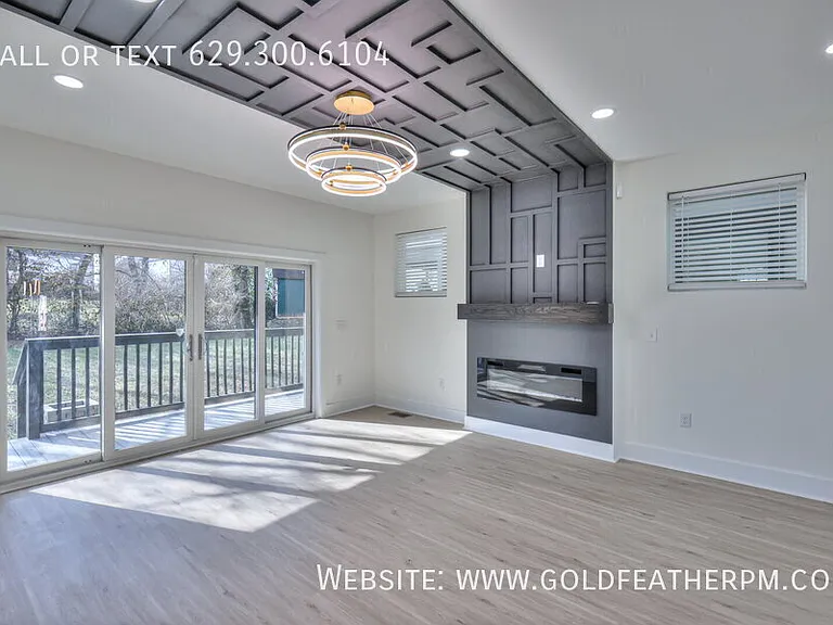 402B E Trinity Ln — Photo 2