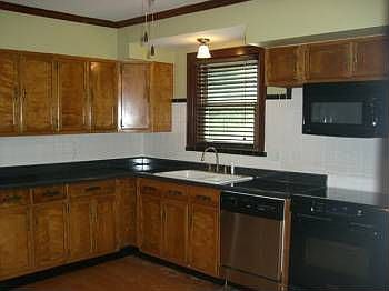3rd image of 4675 Dewey Ave
