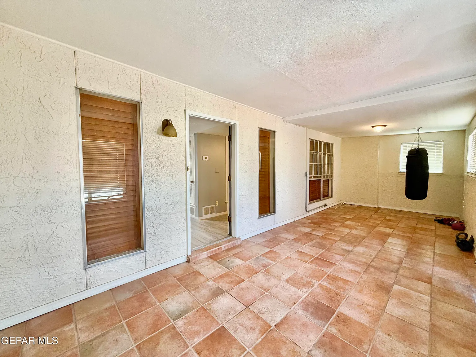 3 bed, 2.0 bath, 1996 sqft, $2,100 — Photo 3